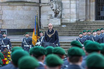 Feierliches Gel?bnis f?r Rekruten der Bundeswehr vor dem Rathaus Rede an die Soldaten: Belit Onay (B?ndnis 90/Die Gr?nen-stock-photo