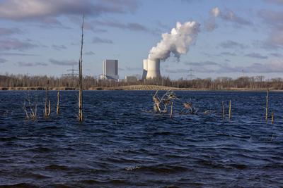 Kohlekraftwerk Lippendorf der LEAG in Sachsen. Der Kahnsdorfer See ist aus dem Braunkohletagebau Witznitz II hervorgega-stock-foto