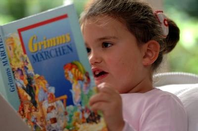 Bildnummer: 50940572  Datum: 22.09.2005  Copyright: imago/Petra SchneiderKleines M?dchen liest ein M?rchen, Personen , Symbolfoto; 2005, model-released, Kind, Kinder, M?dchen, lesen, liest, lesend, Buch, B?cher, Freizeit, Freizeitbesch?ftigung, Hobby, Hobbys, anschauen, anschauend, ansehen, ansehend, Grimms; , quer, Kbdig, Einzelbild, close, Deutschland,  ,-stock-foto