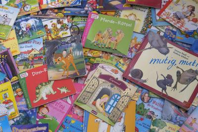 Ansammlung von kleinen Kinder B?chern *** Collection of small children s books Nordrhein-Westfalen Deutschland, Germany-stock-photo