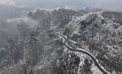 China, Touristen im Zhangjiajie Nationalpark ZHANGJIAJIE, CHINA - MARCH 06: Aerial view of snow-covered forest at Zhangj-stock-foto