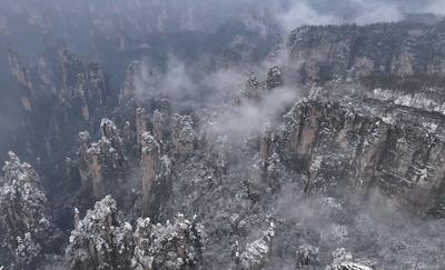 China, Touristen im Zhangjiajie Nationalpark ZHANGJIAJIE, CHINA - MARCH 06: Aerial view of snow-covered forest at Zhangj-stock-foto