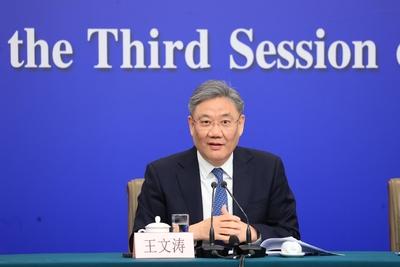 BEIJING, CHINA - MARCH 06: China s Minister of Commerce Wang Wentao attends a new conference on economy for the third se-stock-foto