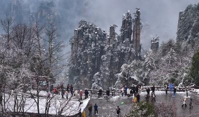 China, Touristen im Zhangjiajie Nationalpark ZHANGJIAJIE, CHINA - MARCH 06: Tourists enjoy the scenery of snow-covered f-stock-foto