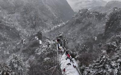 China, Touristen im Zhangjiajie Nationalpark ZHANGJIAJIE, CHINA - MARCH 06: Tourists enjoy the scenery of snow-covered f-stock-foto