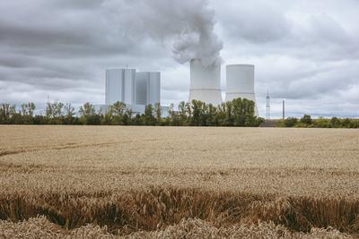 Kohlekraftwerk Lippendorf der LEAG hinter einem Kornfeld in Sachsen. 28.07.2023 Lippendorf, GER - Kohlekraftwerk Lippend-stock-foto