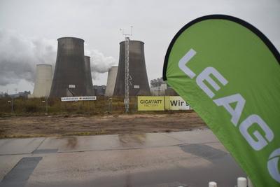 K?hlt?rme des Altkraftwerkes Boxberg gesprengt: LEAG schafft Platz f?r gr?ne Energie. 24,5 Hektar Fl?che am Kraftwerksst-stock-foto