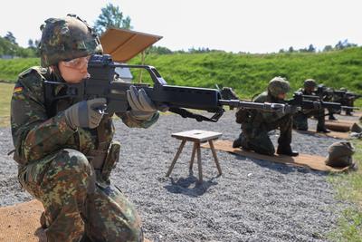 Niedersachsen, Nienburg, Landeskommando Niedersachsen, Ausbildung zum Soldaten der Reserve, , Gewehr HK G36, Clausewitz-stock-photo