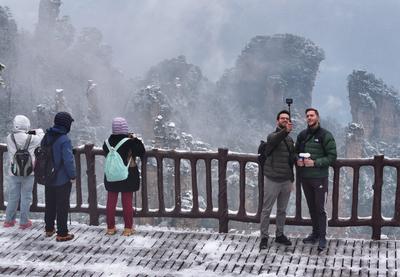 China, Touristen im Zhangjiajie Nationalpark ZHANGJIAJIE, CHINA - MARCH 06: Tourists enjoy the scenery of snow-covered f-stock-foto