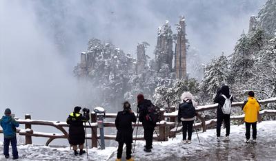 China, Touristen im Zhangjiajie Nationalpark ZHANGJIAJIE, CHINA - MARCH 06: Tourists enjoy the scenery of snow-covered f-stock-foto
