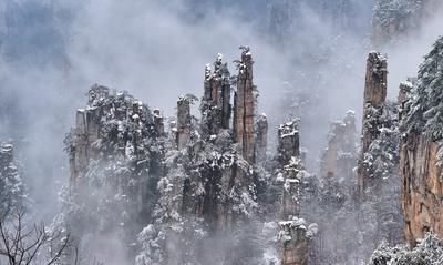 China, Touristen im Zhangjiajie Nationalpark ZHANGJIAJIE, CHINA - MARCH 06: Aerial view of snow-covered forest at Zhangj-stock-foto