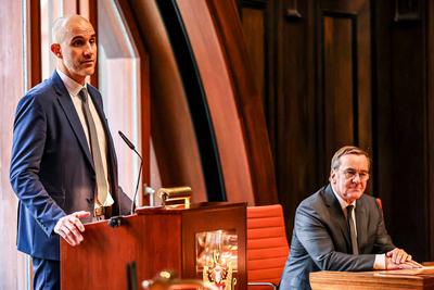 Feierliches Gel?bnis f?r Rekruten der Bundeswehr vor dem Rathaus Boris Pistorius (SPD), Bundesverteidigungsminister / Be-stock-foto