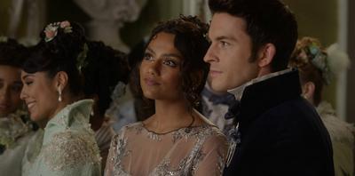 Simone Ashley and Jonathan Bailey Los Angeles.CA.USA. Simone Ashley and Jonathan Bailey in a scene in the (C) Netflix ro-stock-foto