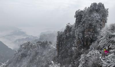 China, Touristen im Zhangjiajie Nationalpark ZHANGJIAJIE, CHINA - MARCH 06: Tourists enjoy the scenery of snow-covered f-stock-foto