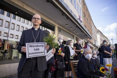 02.07.2021, Wuerzburg trauert   Menschenkette und Demos von AFD und Antifa, GER, Wuerzburg, Innenstadt Bild: v. li. Bis-stock-foto