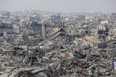 A general view of the destruction as Palestinians continue their daily life with limited resources among the rubble of buildings destroyed as a result of Israeli attacks in Jabalia-stock-foto