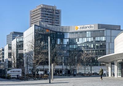 Zalando am Mercedes Platz, Friedrichshain, Berlin, Deutschland *** Zalando on Mercedes Place, Friedrichshain, Berlin, Ge-stock-foto