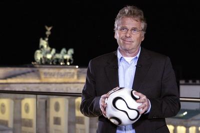 Bildnummer: 51206559  Datum: 21.04.2006  Copyright: imago/Lars ReimannDaniel Cohn-Bendit (FRA/GER/Les Verts/Europaabgeordneter) mit dem offiziellen Fu?ball f?r die WM 2006 anl?sslich der Arte-Sendung - Berlin Pariser Platz - in Berlin , Personen , optimistisch; 2006, Berlin, TV, Politiker, Publizist, Moderator, Fernsehmoderator, MdEP, Ball, B?lle, Fu?b?lle, l?chelt; , quer, Kbdig, Einzelbild, close, Europapolitik, Politik, Deutschland, , People o0 B?ndnis 90, B?ndnis90, DieGr?nen-stock-photo