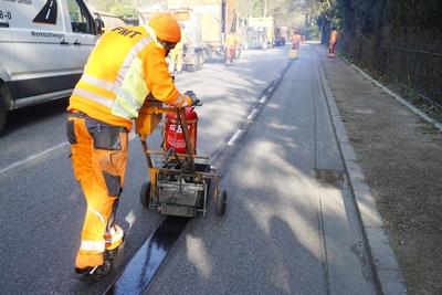 Strassenbauarbeiter fraesten die Markierungen ab des vorhandenen Radwegs ab , an der Hamburger Elbchausse und erneuerten anschlie?end den Asphalt an den abgefraesten Stellen Enfernen des markierten Radweg auf der Fahrbahn der Elbchausse 08.03.2025.Die Radwegposse kostete dem Steuerzahler mehrere zehntausend Euro.Die Polizei hatte angeordnet diesen Radweg zu entfernen da der aufgemalte Radweg nicht zur Verkehrssicherheit beitraegt sondern diese sogar gef?hrdet Hamburg Deutschland *** Road construction workers removed the markings from the existing cycle path on the Hamburg Elbchausse and then renewed the asphalt in the worn areas Removal of the marked cycle path on the Elbchausse 08 03 2025 The cycle path posse cost the taxpayer several t-stock-foto