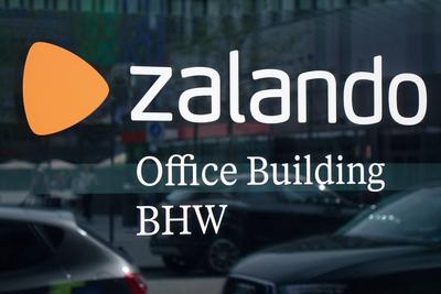 Gesch?ftsstelle von Zalando in Berlin Gesch?ftsstelle von Zalando in Berlin, 28.04.2024, Friedrichshain, Berlin, Der Zal-stock-foto