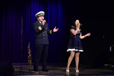 Captain Freddy und Gabriela bei der Frauentagsgala 2025 im Haus des Gastes - Blaue Kugel. Cunewalde, 07.03.2025 Sachsen-stock-foto