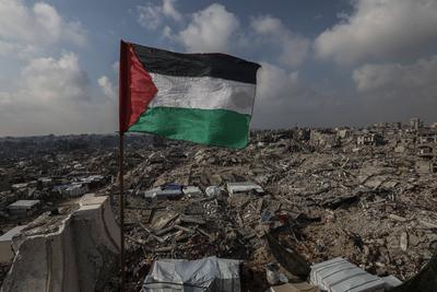 A general view of the destruction as Palestinians continue their daily life with limited resources among the rubble of buildings destroyed as a result of Israeli attacks in Jabalia-stock-foto
