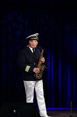 Freddy Paulheim bei Captain Freddy und Gabriela bei der Frauentagsgala 2025 im Haus des Gastes - Blaue Kugel. Cunewalde,-stock-foto