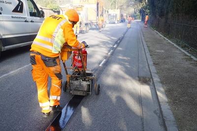 Strassenbauarbeiter fraesten die Markierungen ab des vorhandenen Radwegs ab , an der Hamburger Elbchausse und erneuerten anschlie?end den Asphalt an den abgefraesten Stellen Enfernen des markierten Radweg auf der Fahrbahn der Elbchausse 08.03.2025.Die Radwegposse kostete dem Steuerzahler mehrere zehntausend Euro.Die Polizei hatte angeordnet diesen Radweg zu entfernen da der aufgemalte Radweg nicht zur Verkehrssicherheit beitraegt sondern diese sogar gef?hrdet Hamburg Deutschland *** Road construction workers removed the markings from the existing cycle path on the Hamburg Elbchausse and then renewed the asphalt in the worn areas Removal of the marked cycle path on the Elbchausse 08 03 2025 The cycle path posse cost the taxpayer several t-stock-foto