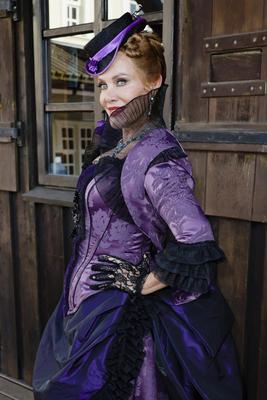Sonja Kirchberger die Schauspieler in der Rolle der Gangster Braut Dona Leveret , bei der praesentation der neuen Gaststars in Maske und Kostuem in der Western Deko zum Karl May Stueck Halbblut in Freilicht Theater am Kalkberg 07.03.2025 in Bad Segeberg. Halbblut wir vom 28.Juni bis zum 07.September 2025 bei den Karl May Spielen in Bad Segeberg aufgefuehrt Schleswig-Holstein Deutschland *** Sonja Kirchberger the actor in the role of the gangster bride Dona Leveret , at the presentation of the new guest stars in make-up and costume in the western deco for the Karl May play Half-Blood in open-air theater at the Kalkberg 07 03 2025 in Bad Segeberg Half-Blood will be performed from 28 June to 07 September 2025 at the Karl May Games in Bad Segeb-stock-foto