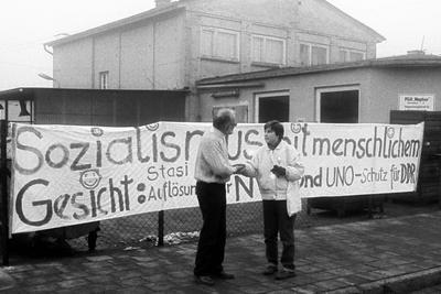 Menschenkette 1989 - Ein Licht f?r unser Land (4) Am 3.12.1989 versammeln sich von der Ostseek?ste (Foto: Neubrandenburg-stock-foto