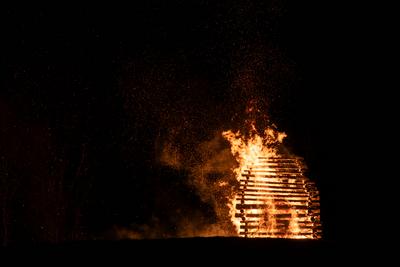 Ein Funkenfeuer im Rottweiler Teilort Feckenhausen steht vor dem Anz?nden auf einem Berg. Das Funkenfeuer ist ein alter-stock-foto