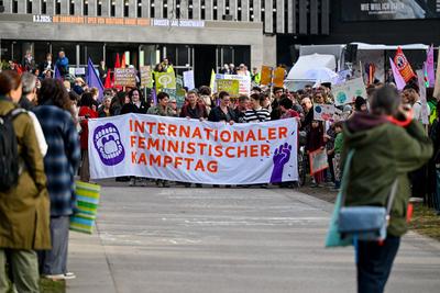 Demonstration Internationaler Frauentag in Linz-stock-photo
