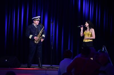 Captain Freddy und Gabriela bei der Frauentagsgala 2025 im Haus des Gastes - Blaue Kugel. Cunewalde, 07.03.2025 Sachsen-stock-foto