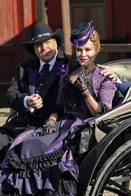 Sonja Kirchberger und Francis Fulton-Smith die Schauspieler in der Rolle des Gangster Ehepaar Dona und Charles Leveret in der Kutsche , bei der praesentation der neuen Gaststars in Maske und Kostuem in der Western Deko zum Karl May Stueck Halbblut in Freilicht Theater am Kalkberg 07.03.2025 in Bad Segeberg. Halbblut wir vom 28.Juni bis zum 07.September 2025 bei den Karl May Spielen in Bad Segeberg aufgefuehrt Schleswig-Holstein Deutschland *** Sonja Kirchberger and Francis Fulton Smith the actors in the role of the gangster couple Dona and Charles Leveret in the carriage, at the presentation of the new guest stars in make-up and costume in the western deco for the Karl May play Half-Blood in open-air theater at the Kalkberg 07 03 2025 in Ba-stock-foto