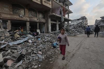 A general view of the destruction as Palestinians continue their daily life with limited resources among the rubble of buildings destroyed as a result of Israeli attacks in Jabalia-stock-foto