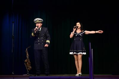 Captain Freddy und Gabriela bei der Frauentagsgala 2025 im Haus des Gastes - Blaue Kugel. Cunewalde, 07.03.2025 Sachsen-stock-foto