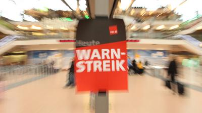 Im Terminal 1 vom Flughafen Hamburg (Hamburg Airport Helmut Schmidt) h?ngt ein Plakat der Vereinten Dienstleistungsgewer-stock-foto
