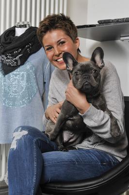 Moderatorin Vanessa Blumhagen und Hund Bulldogge Enna 6 Monate alt In der LUXUSLASHES Lounge Hamburg sie wird betrieben von Vanessa Blumhagen Die 37-J?hrige Moderatorin des SAT 1 Fruehstuecks Fernsehen und kaempft gegen eine tueckische Krankheit, die gesch?tzt jeder achte Deutsche hat , Hashimoto dabei handelt es sich um eine Autoimmunerkrankung. Fototermin am 18.Dezember 2014 in Hamburg HH Deutschland *** Moderator Vanessa Blumhagen and Dog Bulldog Enna 6 Months Alt in the Luxuslashes Lounge Hamburg you will Companies from Vanessa Blumhagen the 37 year Moderator of SAT 1 Breakfas Television and fights against a tueckish Illness, the estimated any eighth German has , Hashimoto thereby trades it itself at a Autoimmune disease Photo se-stock-foto