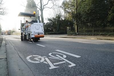 Strassenbauarbeiter fraesten die Markierungen ab des vorhandenen Radwegs ab , an der Hamburger Elbchausse und erneuerten anschlie?end den Asphalt an den abgefraesten Stellen Enfernen des markierten Radweg auf der Fahrbahn der Elbchausse 08.03.2025.Die Radwegposse kostete dem Steuerzahler mehrere zehntausend Euro.Die Polizei hatte angeordnet diesen Radweg zu entfernen da der aufgemalte Radweg nicht zur Verkehrssicherheit beitraegt sondern diese sogar gef?hrdet Hamburg Deutschland *** Road construction workers removed the markings from the existing cycle path on the Hamburg Elbchausse and then renewed the asphalt in the worn areas Removal of the marked cycle path on the Elbchausse 08 03 2025 The cycle path posse cost the taxpayer several t-stock-foto
