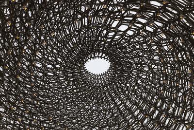 Abstraktes geometrisches Muster im Inneren der Hive-Skulptur in Kew Gardens, London-stock-photo
