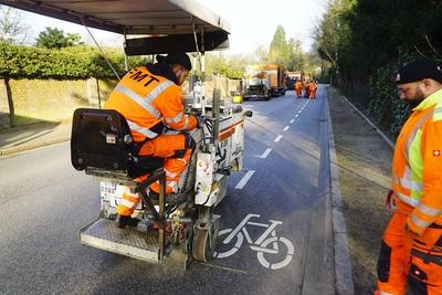 Strassenbauarbeiter fraesten die Markierungen ab des vorhandenen Radwegs ab , an der Hamburger Elbchausse und erneuerten anschlie?end den Asphalt an den abgefraesten Stellen Enfernen des markierten Radweg auf der Fahrbahn der Elbchausse 08.03.2025.Die Radwegposse kostete dem Steuerzahler mehrere zehntausend Euro.Die Polizei hatte angeordnet diesen Radweg zu entfernen da der aufgemalte Radweg nicht zur Verkehrssicherheit beitraegt sondern diese sogar gef?hrdet Hamburg Deutschland *** Road construction workers removed the markings from the existing cycle path on the Hamburg Elbchausse and then renewed the asphalt in the worn areas Removal of the marked cycle path on the Elbchausse 08 03 2025 The cycle path posse cost the taxpayer several t-stock-foto