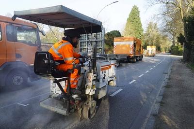 Strassenbauarbeiter fraesten die Markierungen ab des vorhandenen Radwegs ab , an der Hamburger Elbchausse und erneuerten anschlie?end den Asphalt an den abgefraesten Stellen Enfernen des markierten Radweg auf der Fahrbahn der Elbchausse 08.03.2025.Die Radwegposse kostete dem Steuerzahler mehrere zehntausend Euro.Die Polizei hatte angeordnet diesen Radweg zu entfernen da der aufgemalte Radweg nicht zur Verkehrssicherheit beitraegt sondern diese sogar gef?hrdet Hamburg Deutschland *** Road construction workers removed the markings from the existing cycle path on the Hamburg Elbchausse and then renewed the asphalt in the worn areas Removal of the marked cycle path on the Elbchausse 08 03 2025 The cycle path posse cost the taxpayer several t-stock-foto