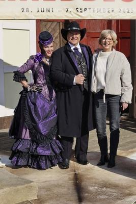 Sonja Kirchberger und Francis Fulton-Smith die Schauspieler und Ute Thienel in der Rolle des Gangster Ehepaar Dona und Charles Leveret , bei der praesentation der neuen Gaststars in Maske und Kostuem in der Western Deko zum Karl May Stueck Halbblut in Freilicht Theater am Kalkberg 07.03.2025 in Bad Segeberg. Halbblut wir vom 28.Juni bis zum 07.September 2025 bei den Karl May Spielen in Bad Segeberg aufgefuehrt Schleswig-Holstein Deutschland *** Sonja Kirchberger and Francis Fulton Smith the actors and Ute Thienel in the role of the gangster couple Dona and Charles Leveret , at the presentation of the new guest stars in make-up and costume in the western deco for the Karl May play Half-Blood in open-air theater at the Kalkberg 07 03 2025 in-stock-foto