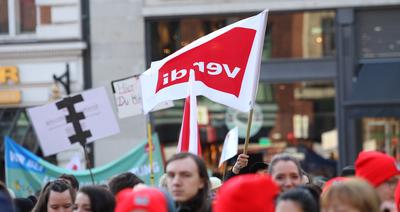 Streik der Besch?ftigten von Bund und Kommunen in Einrichtungen der sozialen Arbeit und Erziehung sowie der Pflege und G-stock-foto