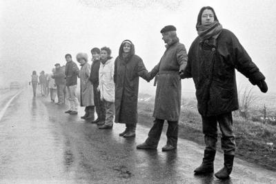 Menschenkette 1989 - Ein Licht f?r unser Land (2) Am 3.12.1989 versammeln sich von der Ostseek?ste (Foto: Gemeinde Dumm-stock-foto