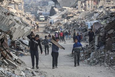 A general view of the destruction as Palestinians continue their daily life with limited resources among the rubble of buildings destroyed as a result of Israeli attacks in Jabalia-stock-foto