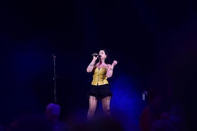 Gabriela Laurentiu bei Captain Freddy und Gabriela bei der Frauentagsgala 2025 im Haus des Gastes - Blaue Kugel. Cunewal-stock-foto