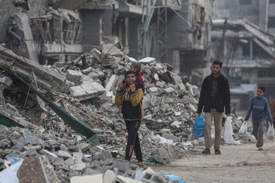 A general view of the destruction as Palestinians continue their daily life with limited resources among the rubble of buildings destroyed as a result of Israeli attacks in Jabalia-stock-foto