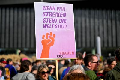 Demonstration Internationaler Frauentag in Linz-stock-photo