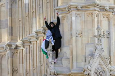 Protester Climbs Elizabeth Tower-stock-foto
